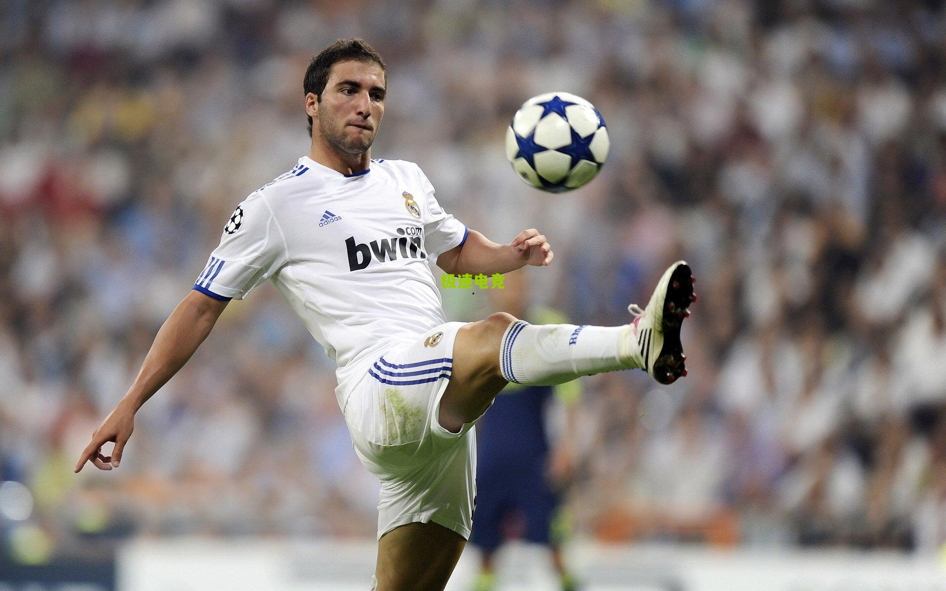 英国足坛传奇落幕！执教海运联33年创世界纪录的罗利-霍华德辞世