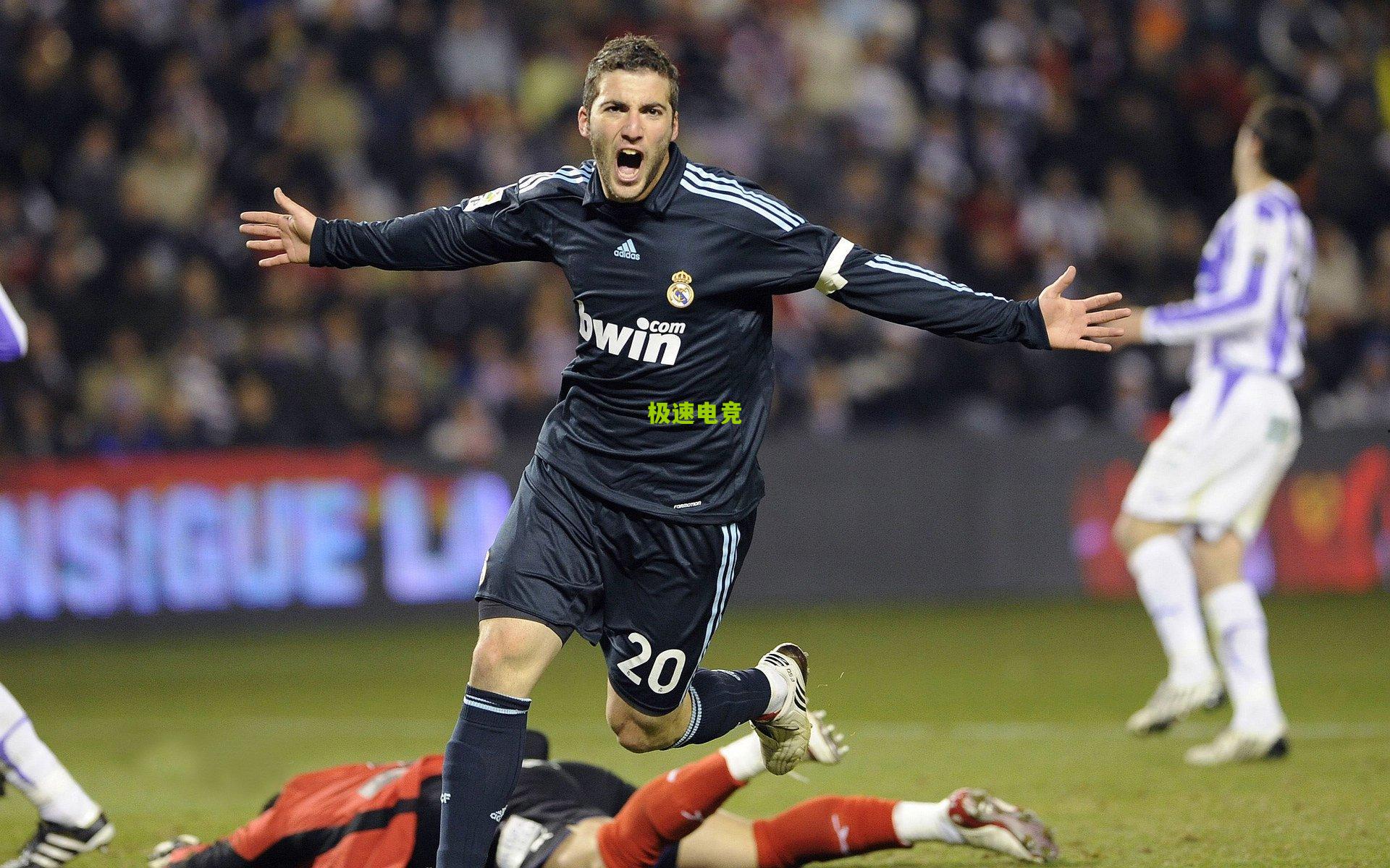 斯洛特盛赞红军双星，科纳特稳健如磐石，索博斯洛伊跑动冠全场